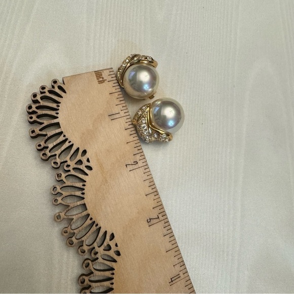 Pair of Vintage Roman Golden Faux Pearl Clip On Earrings - Picture 13 of 13